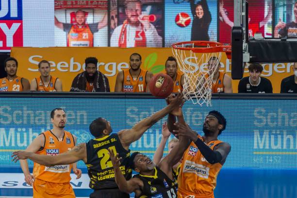 名球员在同 名球员在同